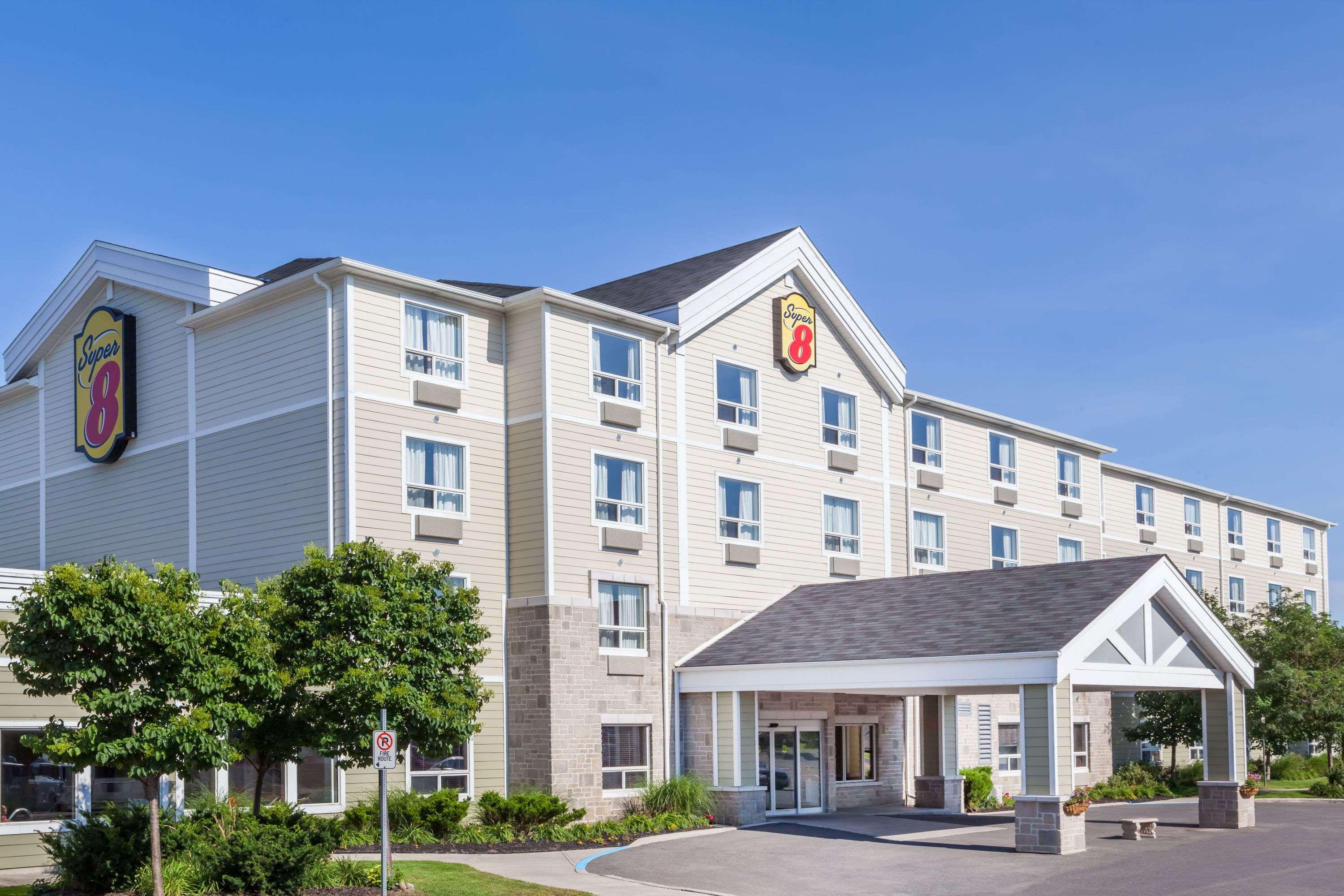 Hotel Super 8 By Wyndham Peterborough Exterior foto