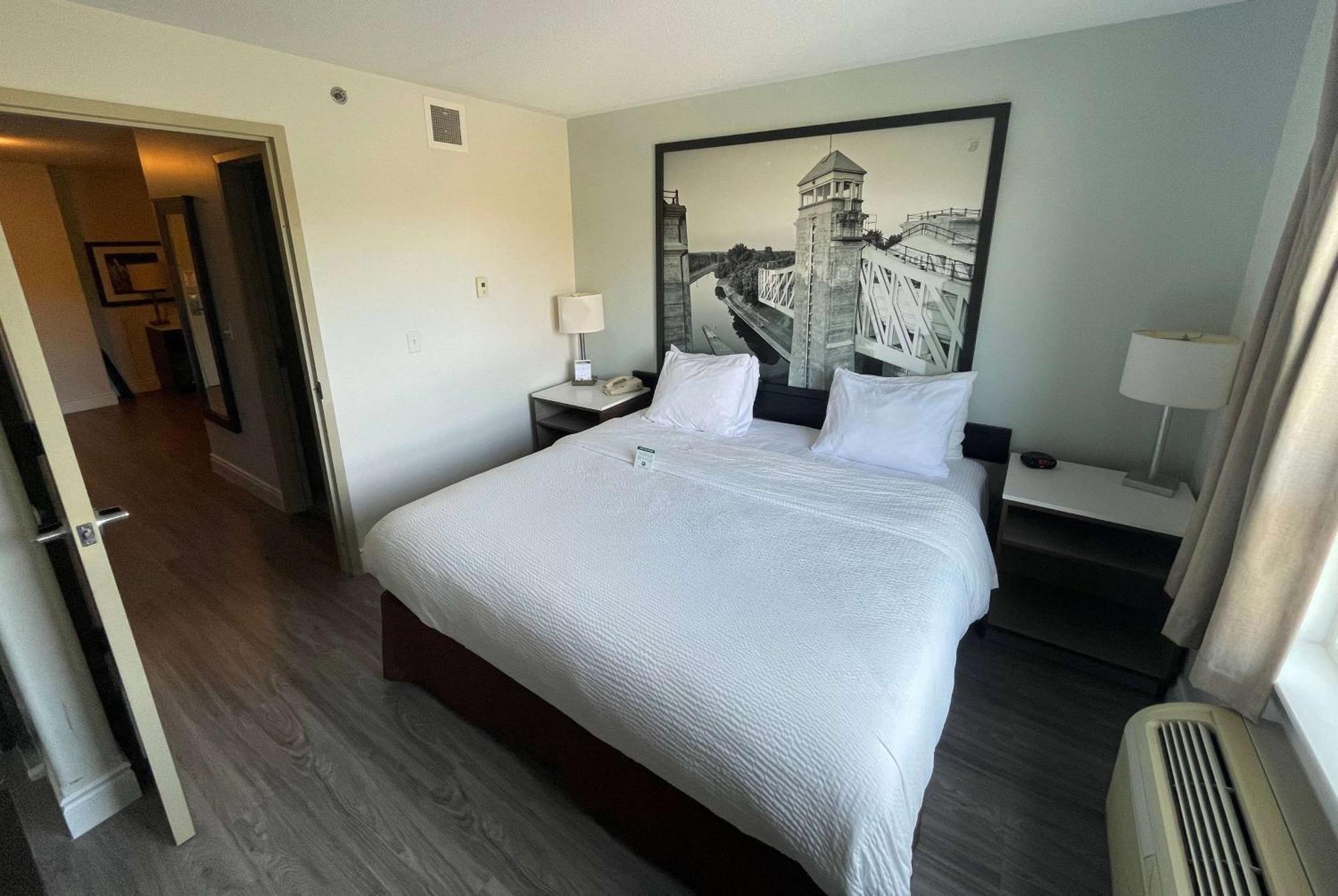 Hotel Super 8 By Wyndham Peterborough Exterior foto