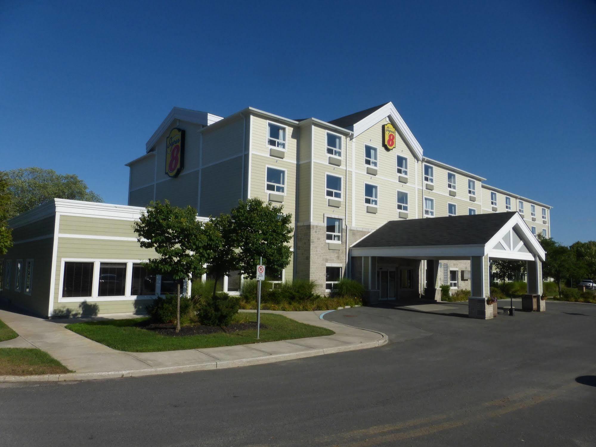 Hotel Super 8 By Wyndham Peterborough Exterior foto